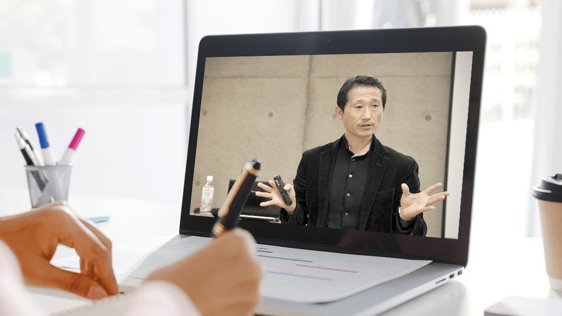 オンラインセミナーで講師が講義している様子
